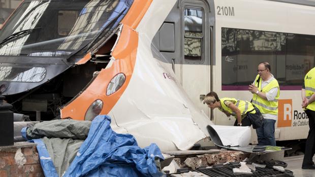 Técnicos de RENFE evalúan los daños producidos en el tren de cercanías