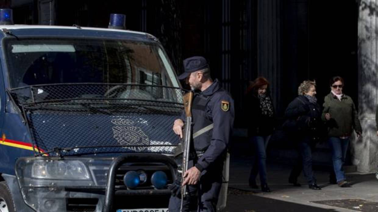 Un policía vigila en Madrid, en una imagen de archivo