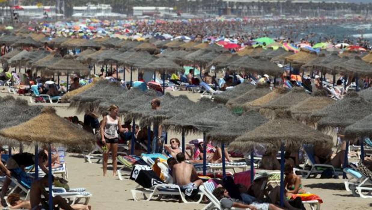 Imagen de archivo de la playa de la Malvarrosa en Valencia