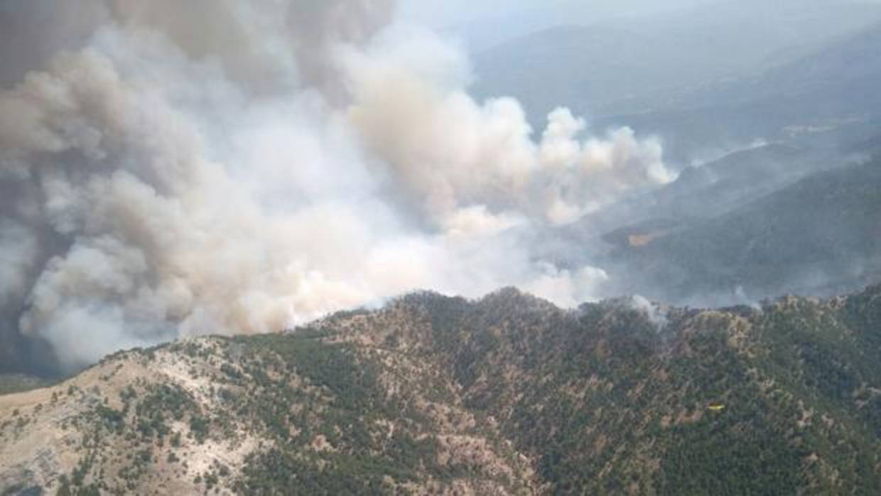 El incendio de Yeste sigue sin control