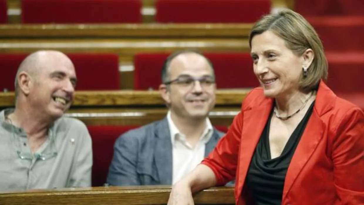 Forcadell, en primer plano, y tras ella, Llach y Turull, en el Parlamento de Cataluña