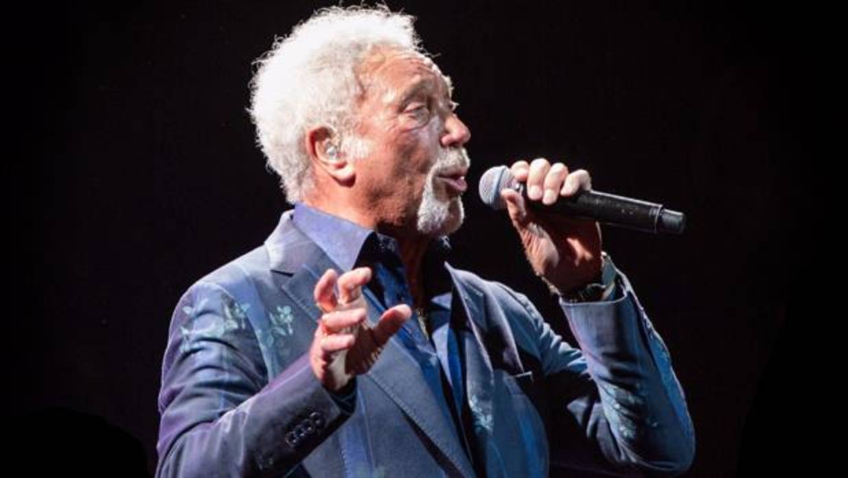 Tom Jones, con su impecable traje azul, en uno de los momentos del concierto en el Teatro Real