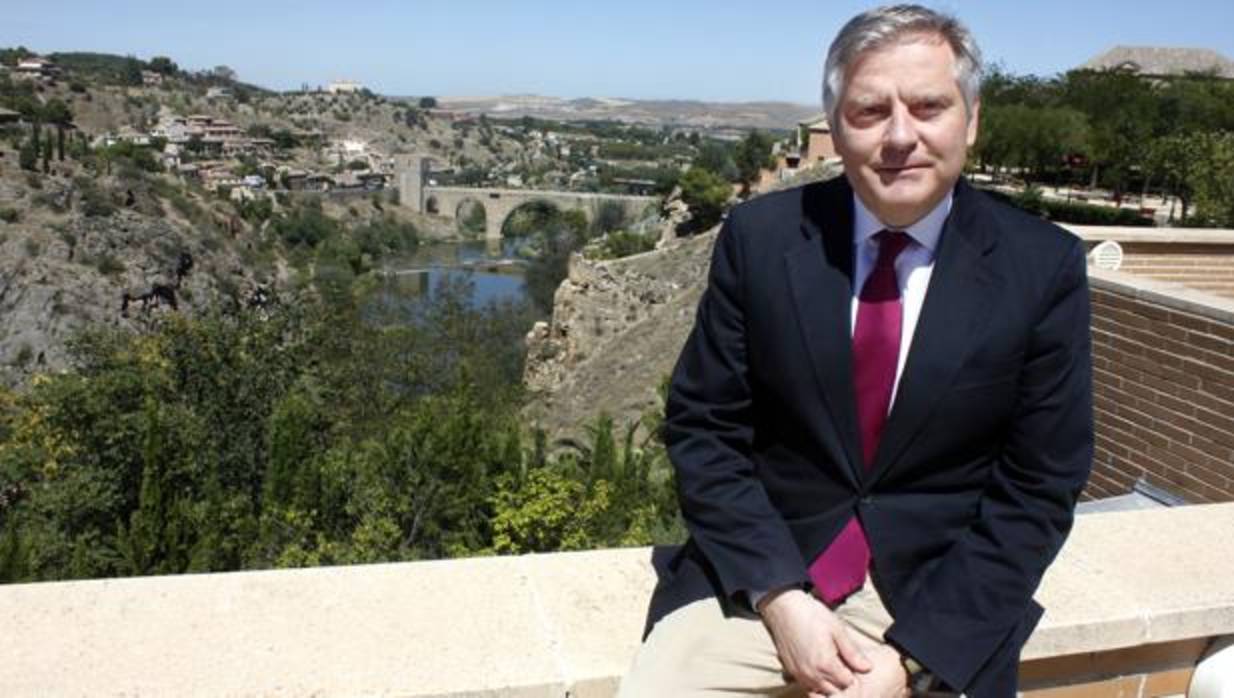 Francisco Cañizares, portavoz del PP en las Cortes regionales, en una terraza de la sede del Parlamento regional, en Toledo