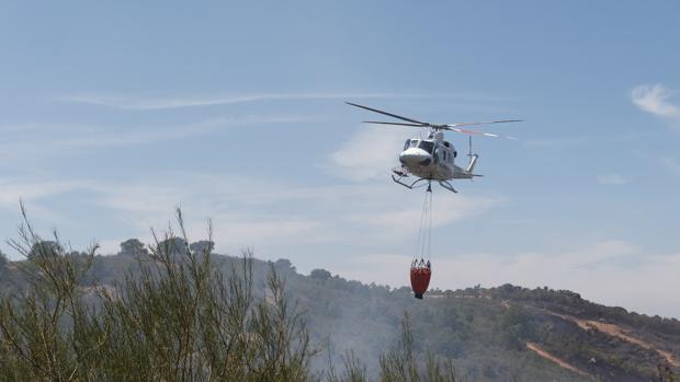 Unas 300 personas y 15 medios aéreos continúan trabajando en la zona del incendio en los Arribes del Duero
