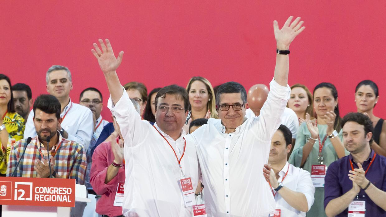 Patxi López (dcha) junto al reelegido líder de los socialistas extremeños y presidente de la Junta, Fernández Vara (izda)