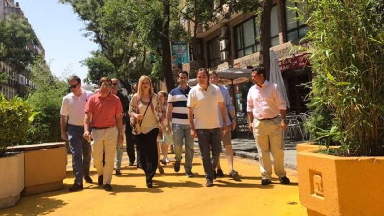 Cifuentes, Almeida y otros representantes del PP madrileño, ayer, en la calle Galileo