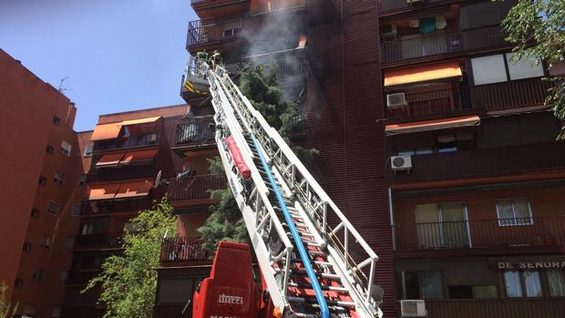 Los bomberos extinguen el fuego en el edificio de la calle de los Hermanos García