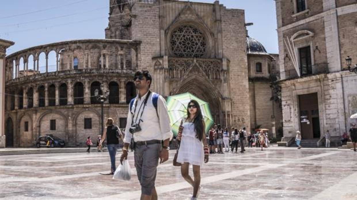 Imagen de archivo de unos turistas en el centro de Valencia