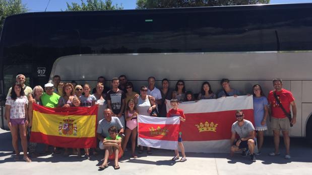 El grupo de ucranianos, este lunes, antes de partir hacia su país, posa con el alcalde y concejales de La Calzada