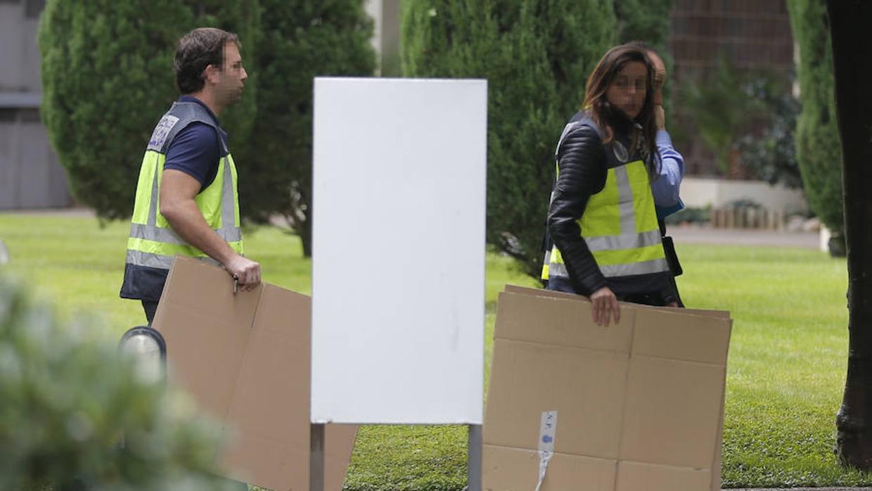 Agentes de la UDEF, a la salida de un registro