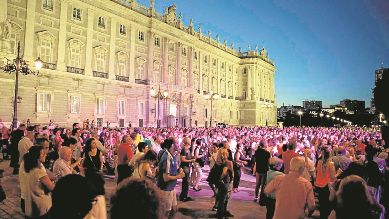 Gente de fiesta en la plaza de Oriente