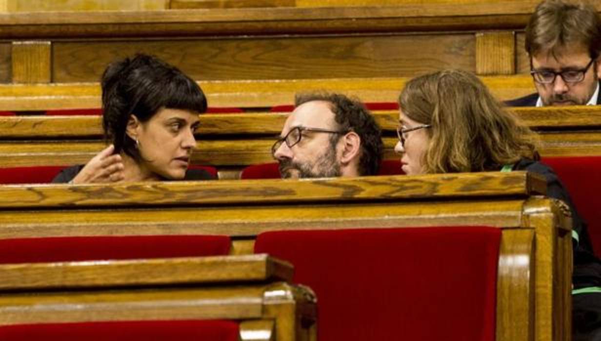 Salellas, entre Anna Gabriel y Eulàlia Reguant, en el Parlamento de Cataluña