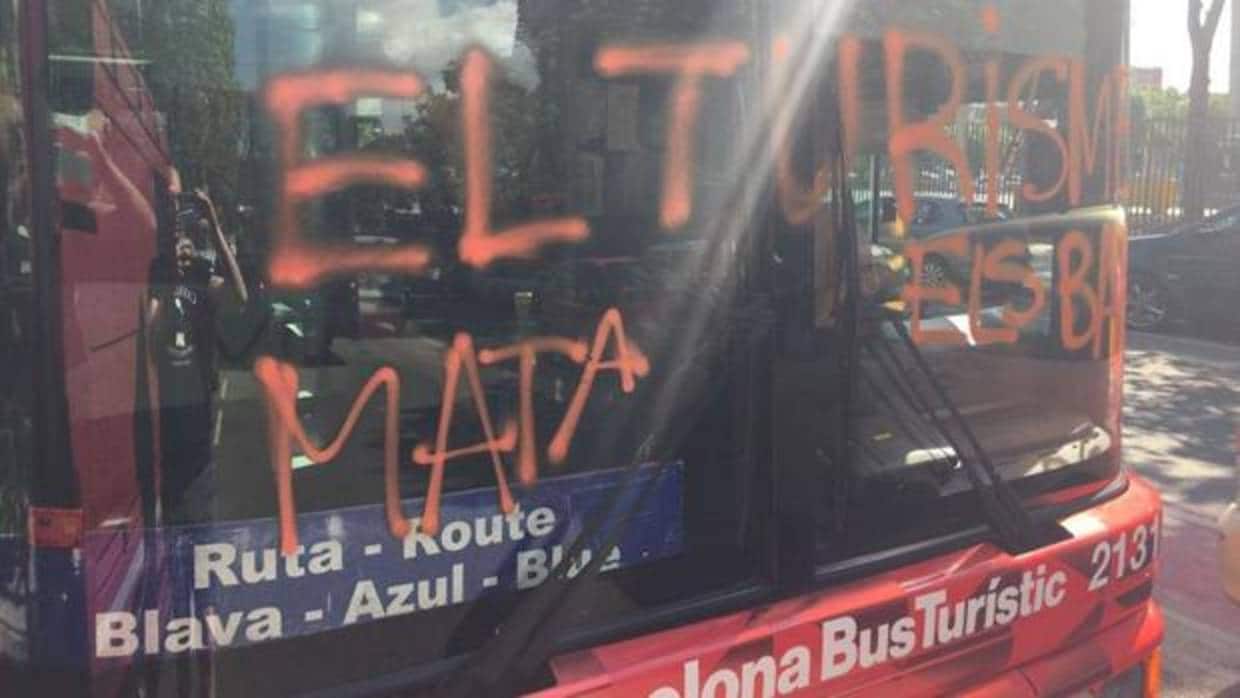 Autobús turístico atacado por Arran en Barcelona