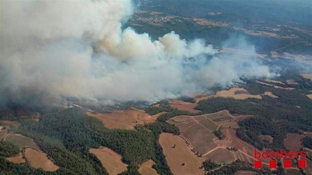 El incendio en Artés (Barcelona) quema cerca de 400 hectáreas forestales