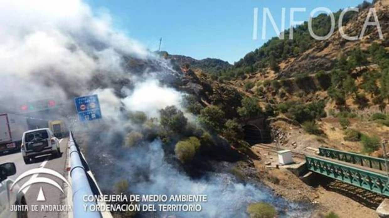 El incendio, ya controlado, en una imagen de la Junta de Andalucía