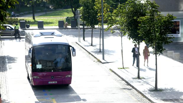 Un autobús circula por las calles el centro de Santiago de Compostela