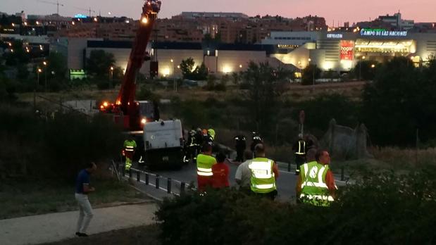 Dos heridos graves al caer el camión de limpieza a las vías del tren en el Parque Juan Carlos I