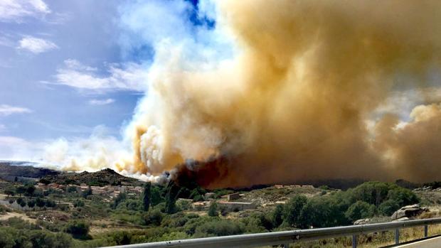 Más de cien personas luchan contra las llamas en Navarredonda de Gredos