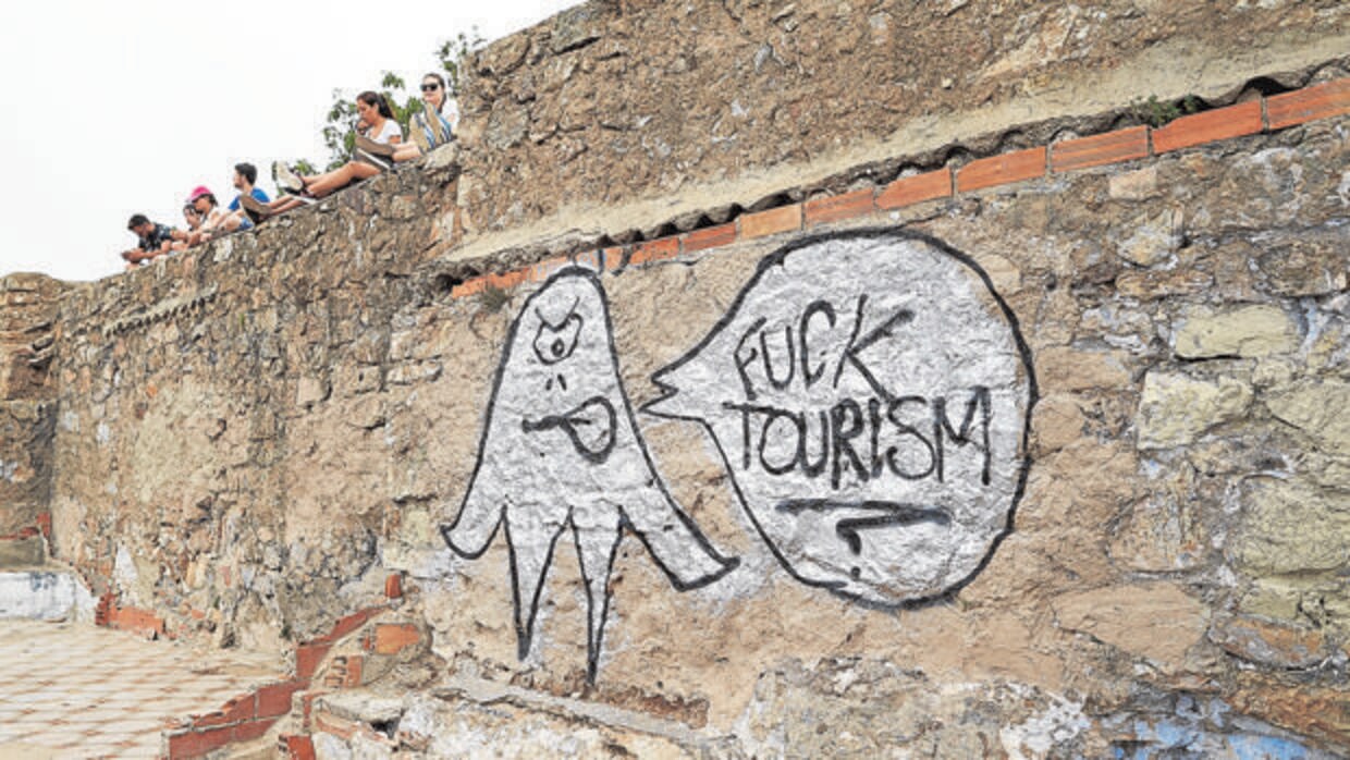 Pintada contra el turismo en el búnker del Turó de la Rovira, uno de los mejores miradores de Barcelona