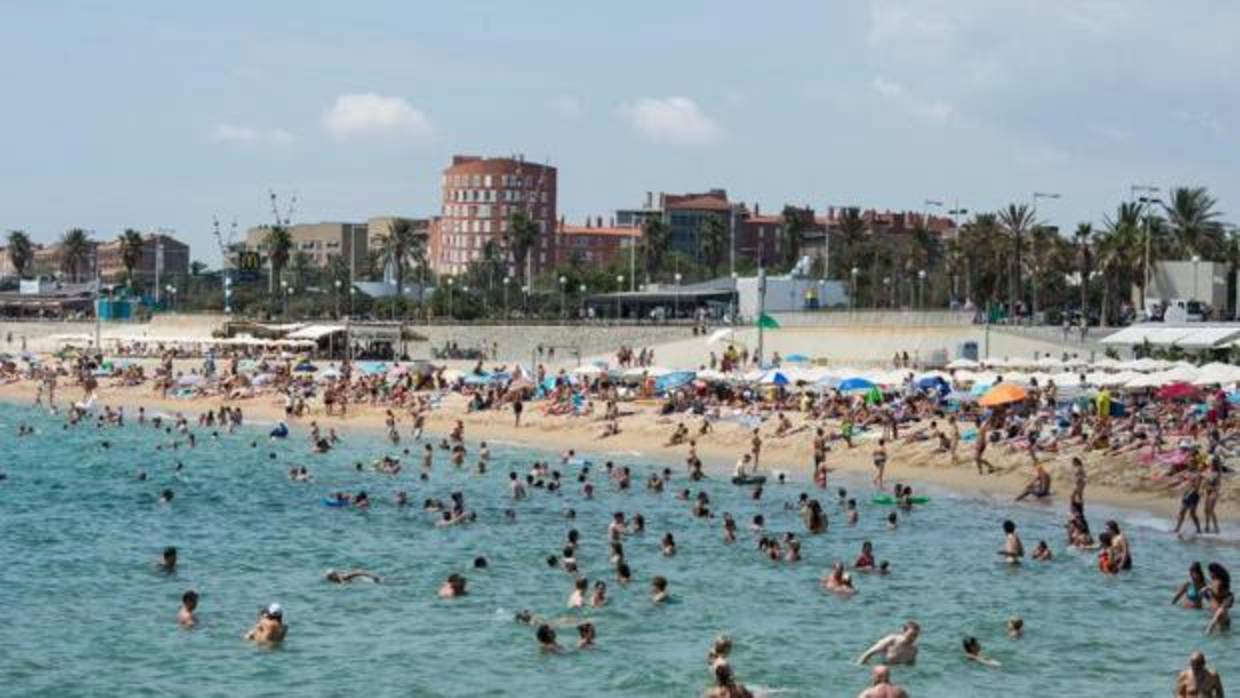 Turistas en una playa de Barcelona