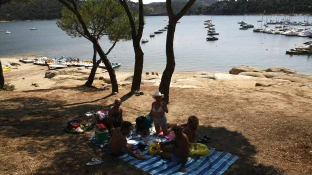 Una familia descansa junto a la conocida como «playa de Madrid»