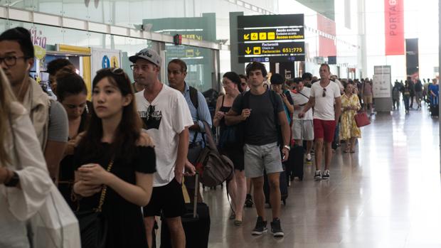 Se repiten las colas de una hora esta mañana en El Prat