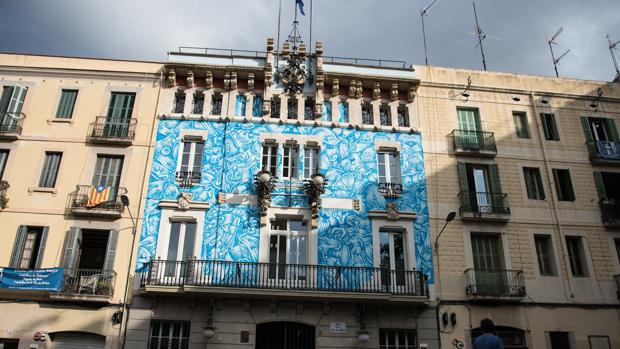 La fachada repintada de la sede de Gràcia ya espera el bicentenario de las fiestas