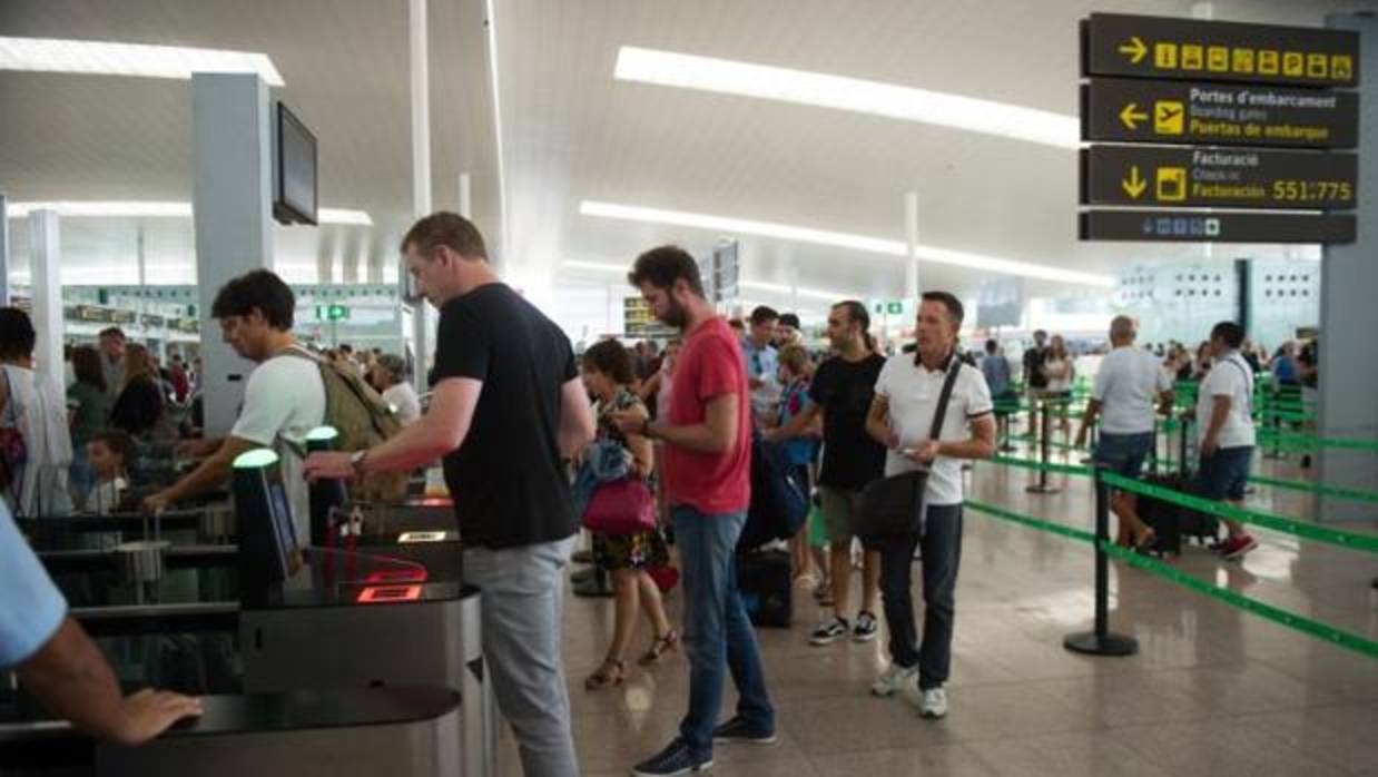Colas en los controles del aeropuerto de El Prat, ayer viernes
