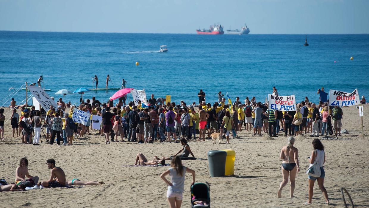 Residentes del barrio de La Barceloneta se reúnen en la playa para protestar contra el "turismo borracho" en su vecindario de Barcelona