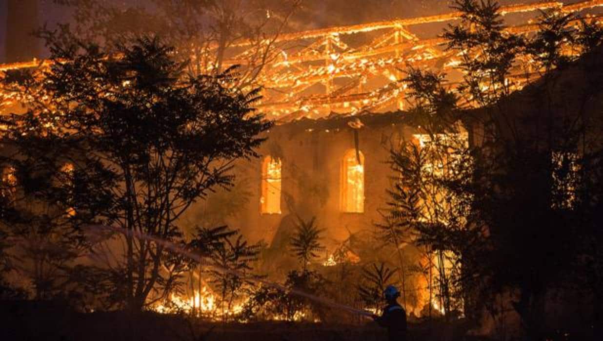 Incendio en una fabrica de ladrillos abandonada en la localidad zamorana de El Perdigón