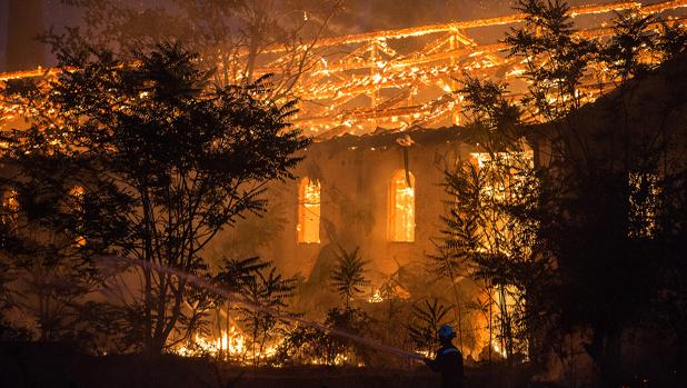 Un virulento incendio destruye por completo una antigua fábrica de cerámica en Zamora