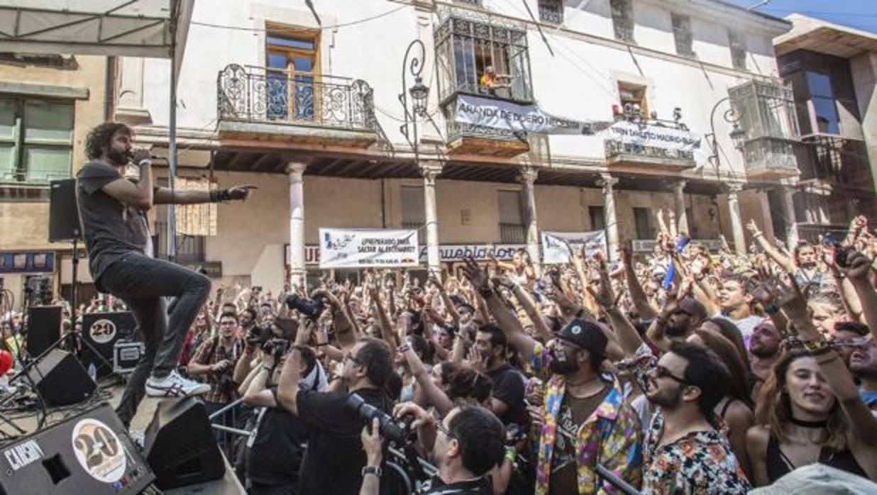 Izal, rurante un momento de su actuación en la Plaza del Grano de Aranda de Duero