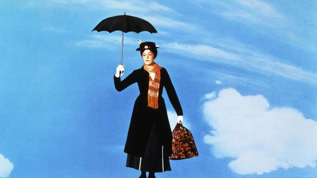 Julia Andrews descendiendo del cielo en una de las escenas de la emblemática película Mary Poppins