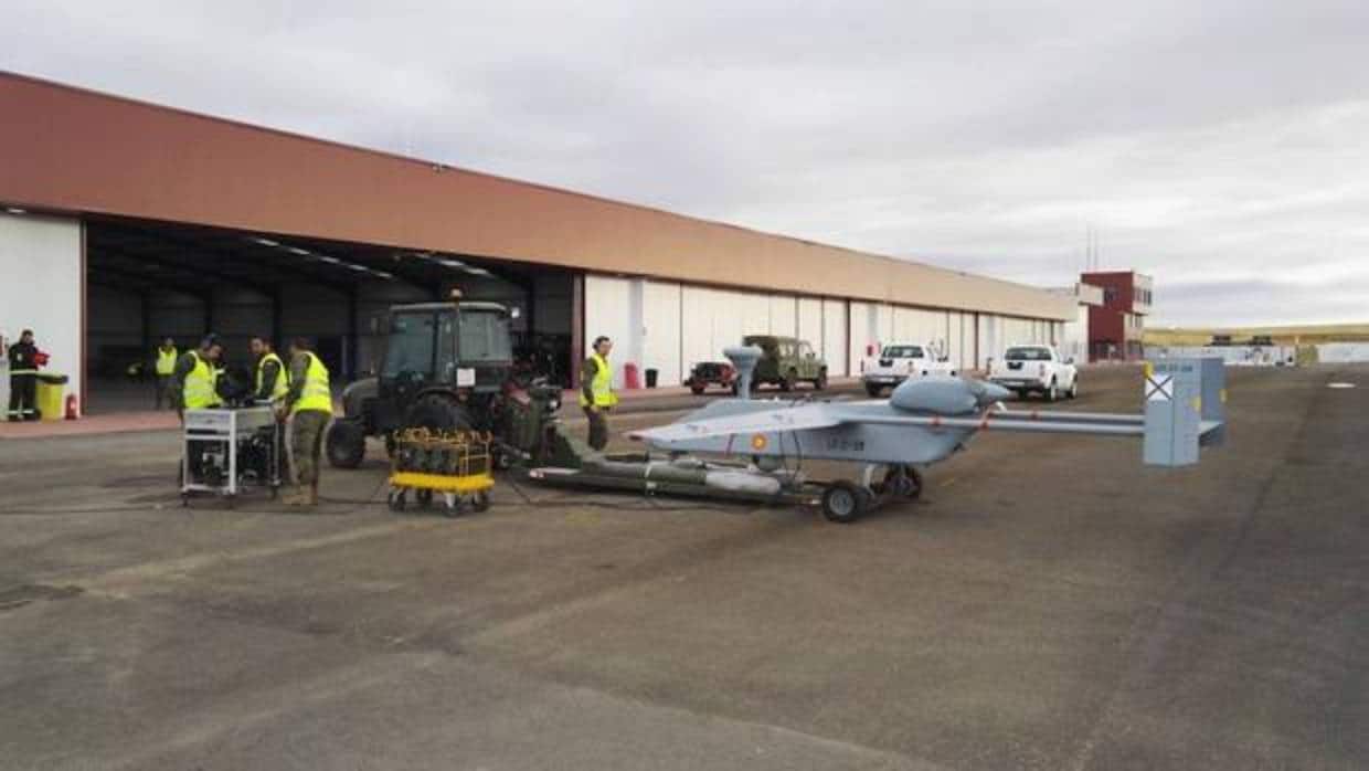 Un avión remotamente tripulado «Searcher MK III J» en el aeródromo de Pajares de Oteros (León)