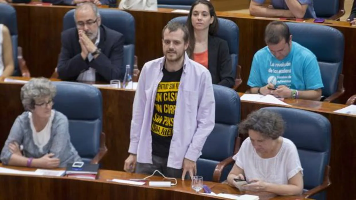El diputado de Podemos Pablo Padilla, durante una intervención en la Asamblea de Madrid
