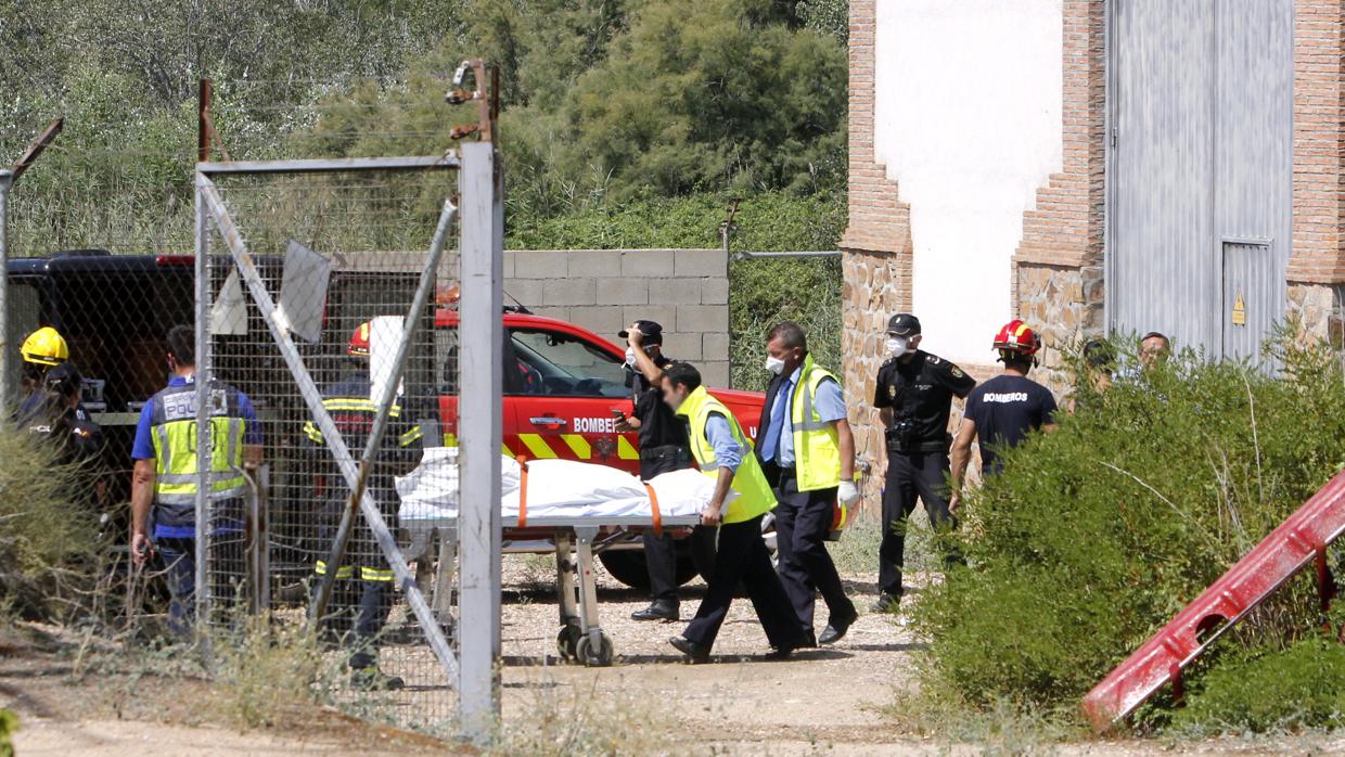 Momento del levantamiento del cadáver hallado en la central eléctrica