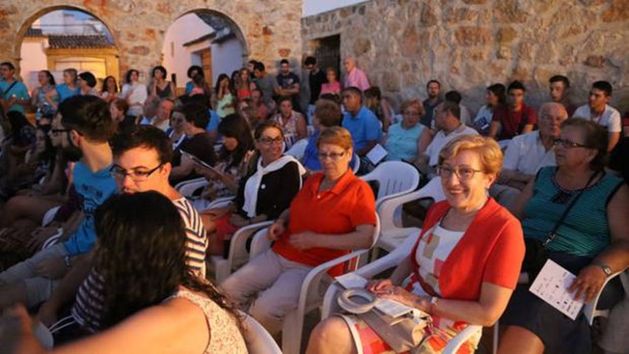 Numeroso público se da cita en Villamayor de Santiago (Cuenca) para ver los cortometrajes