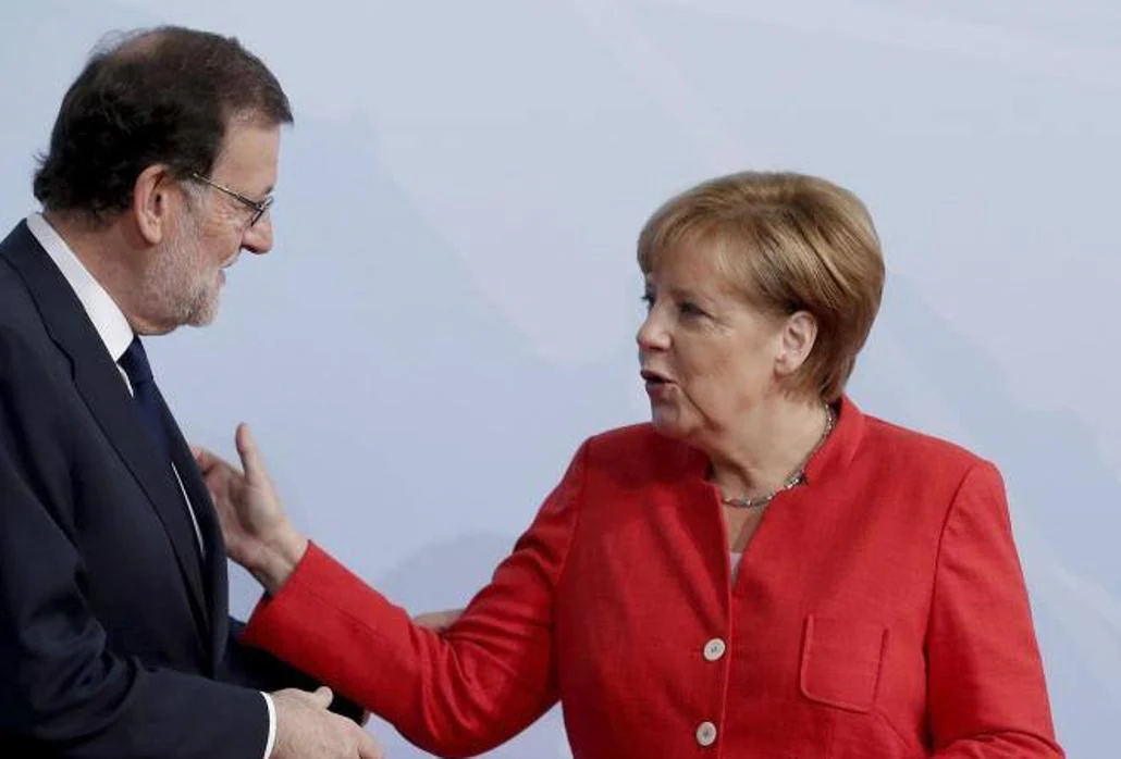Rajoy saluda a la canciller alemana, Angela Merkel, en la pasada cumbre del G20 celebrada en Hamburgo