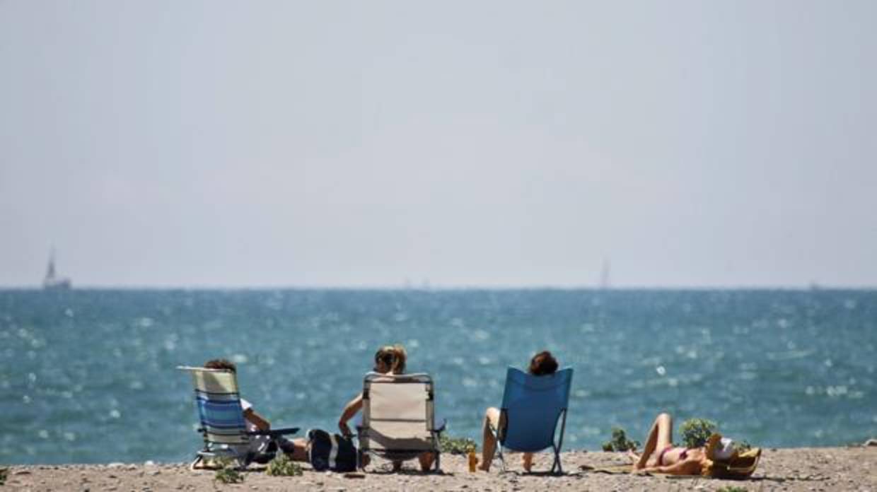 Imagen de un grupo de personas en una playa valenciana