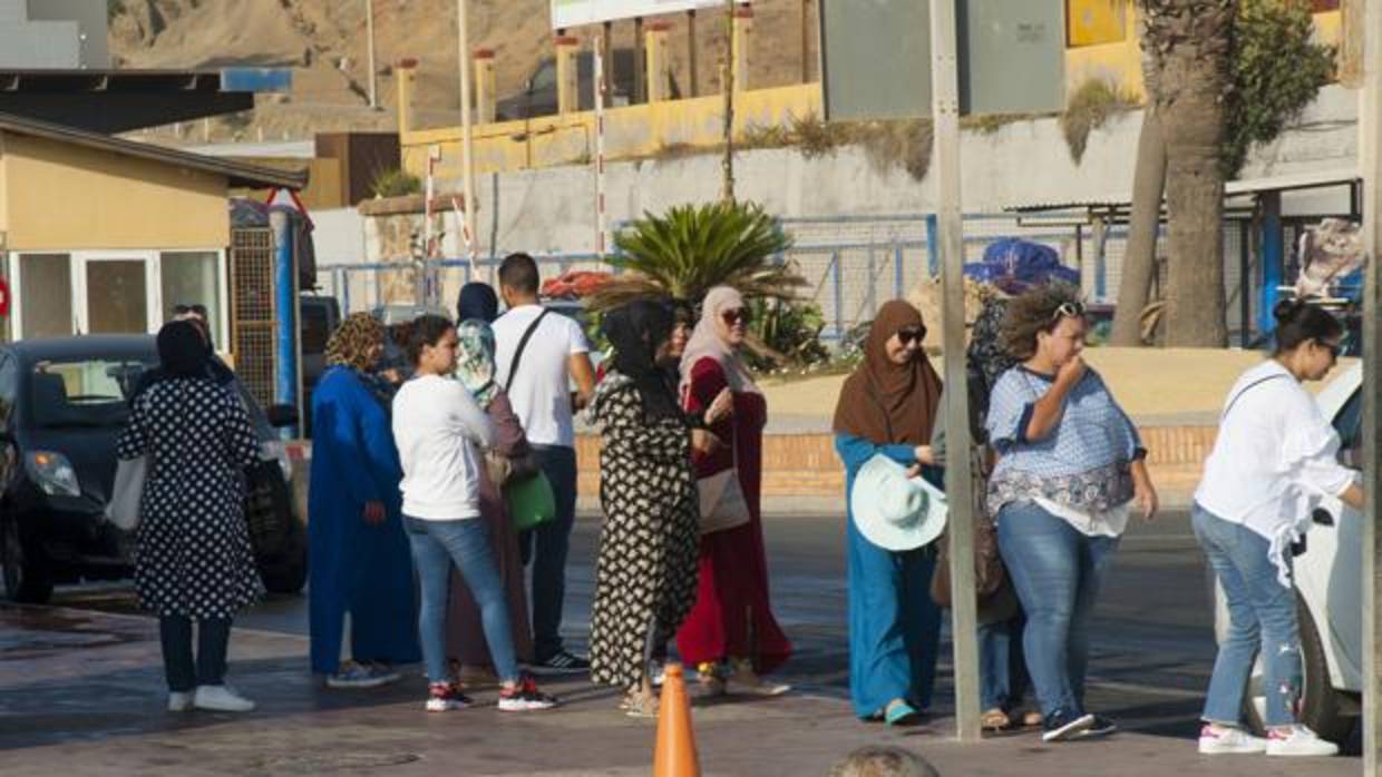 Dispersan a cientos de inmigrantes del entorno de la frontera de Ceuta