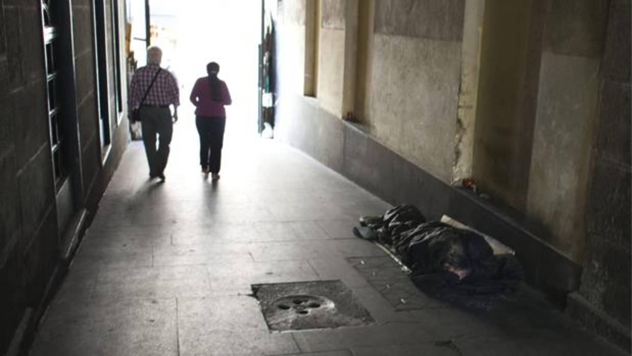 Un indigente duerme en Madrid, en una imagen de archivo