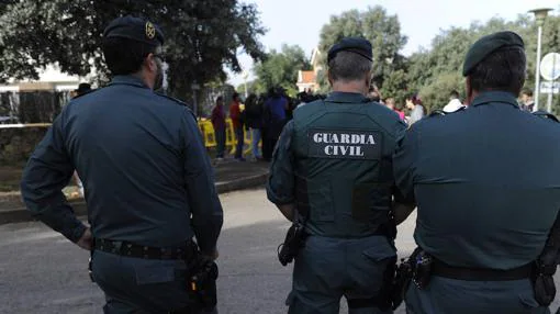 Agentes de la Guardia Civil frente a la casa donde se cometieron los asesinatos de Pioz