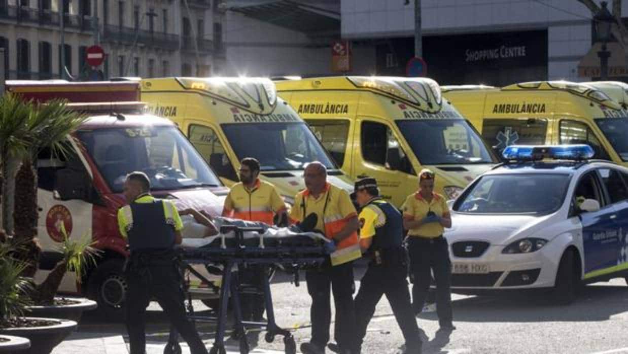 Los servicios de emergencia trasladan a uno de los heridos en el atentado de este jueves en Barcelona