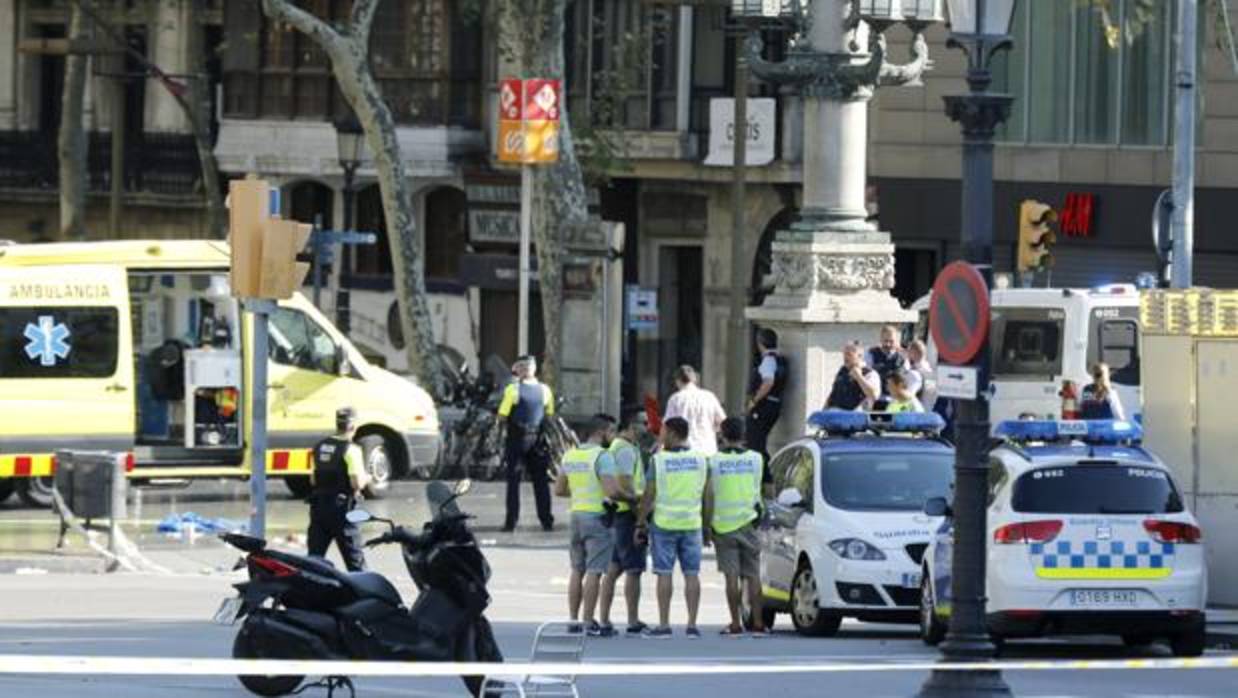 Imagen de los dispositivos desplegados en Barcelona tras el atentado terrorista