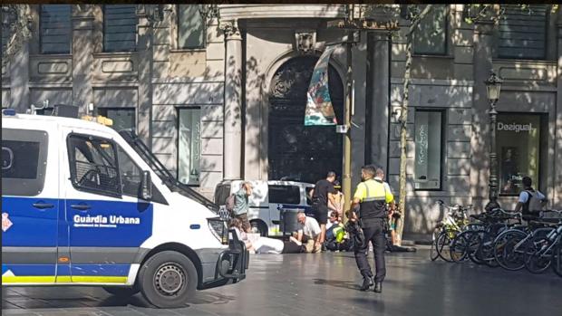 Al menos dos muertos y decenas de heridos en un atropello masivo en las Ramblas de Barcelona