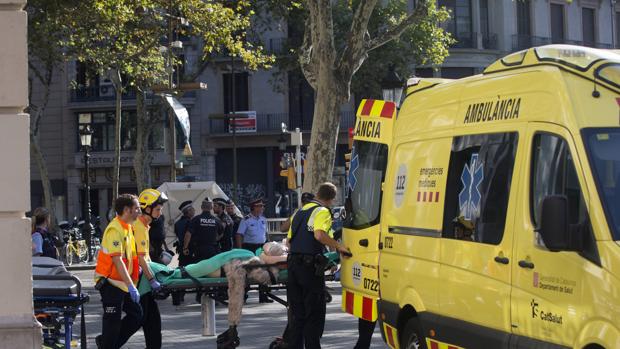 Un testigo del ataque en Barcelona: «Conducía haciendo 'eses', atropellando todo lo que podía»