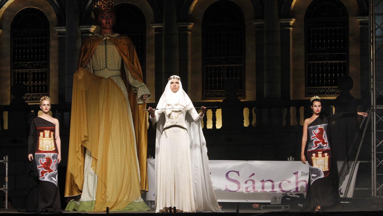 Una modelo vestida como Isabel La Católica, exhibe sedas barrocas
