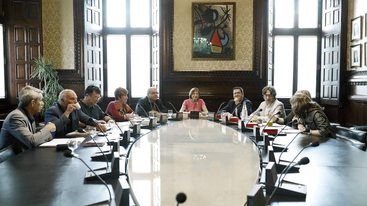 La presidenta del Parlament, Carme Forcadell (c), presidió ayer la reunión de la Mesa del Parlament