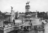 Montaje fotográfico de 1920 que refleja cómo quedaría el estanque con el monumento a Alfonso XII, antes de su construcción