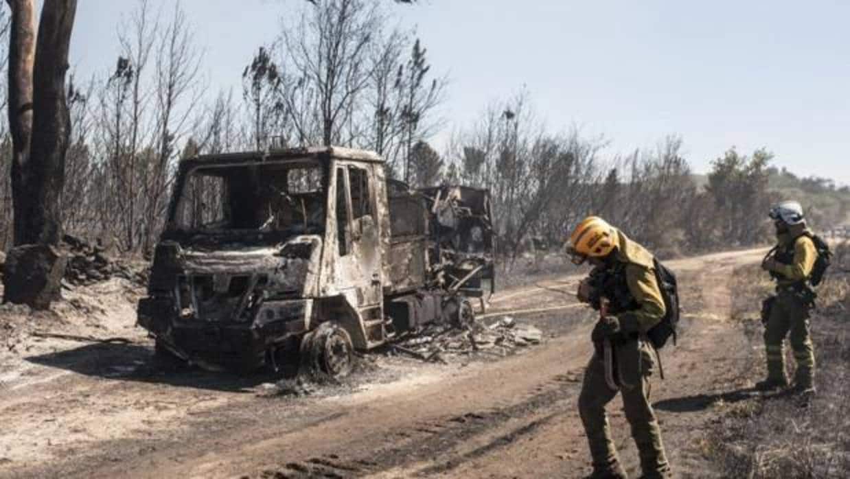 Brigadistas en un incendio declarado este verano en Maside